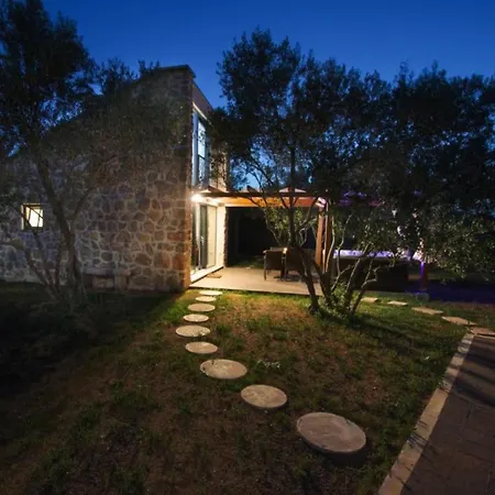 Capisanta Stone - One Bedroom With Hot Tub Lukoran