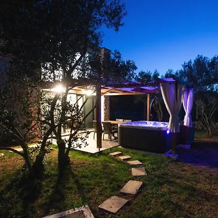 Capisanta Stone - One Bedroom With Hot Tub Vikendica