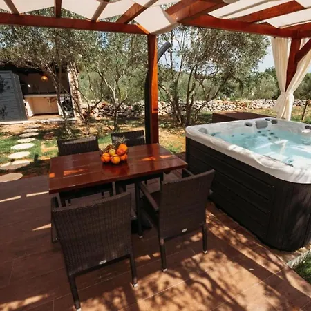 Capisanta Stone - One Bedroom With Hot Tub Lukoran
